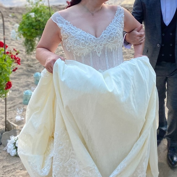 Wedding dress - Picture 1 of 6